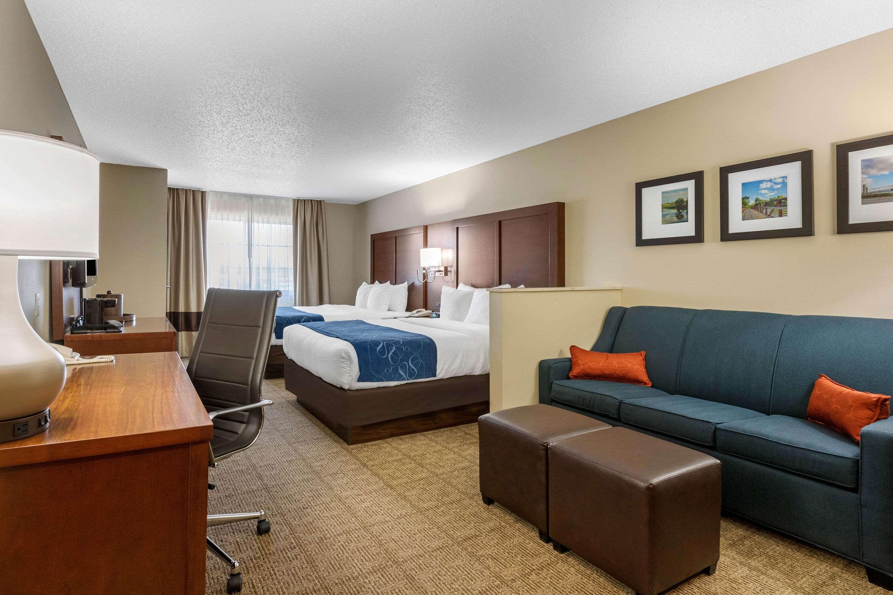 Comfort Suites Сийдър Фолс Екстериор снимка