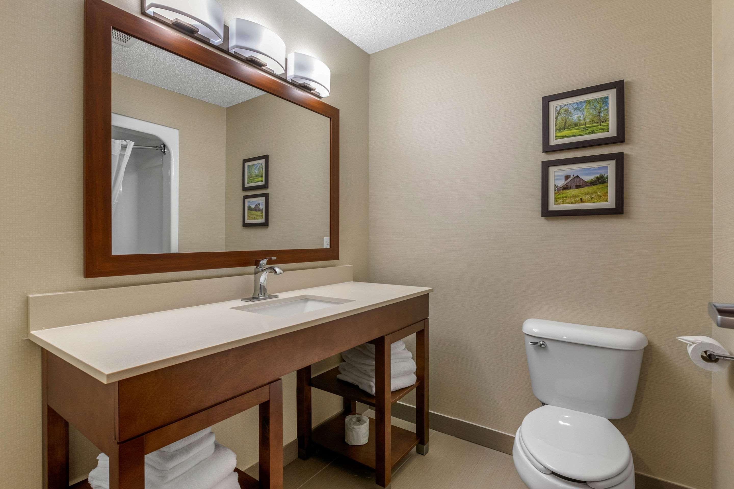 Comfort Suites Сийдър Фолс Екстериор снимка