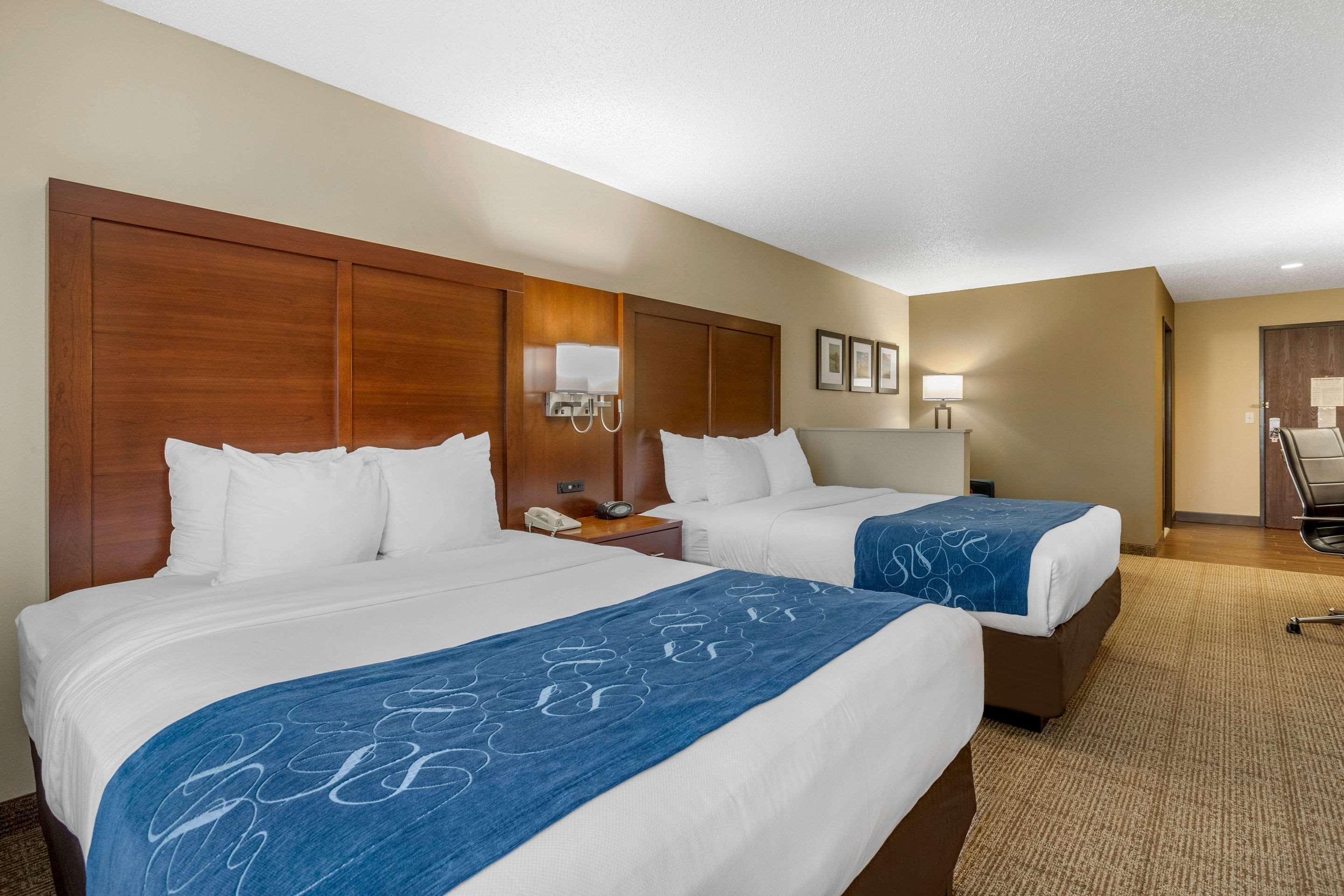 Comfort Suites Сийдър Фолс Екстериор снимка