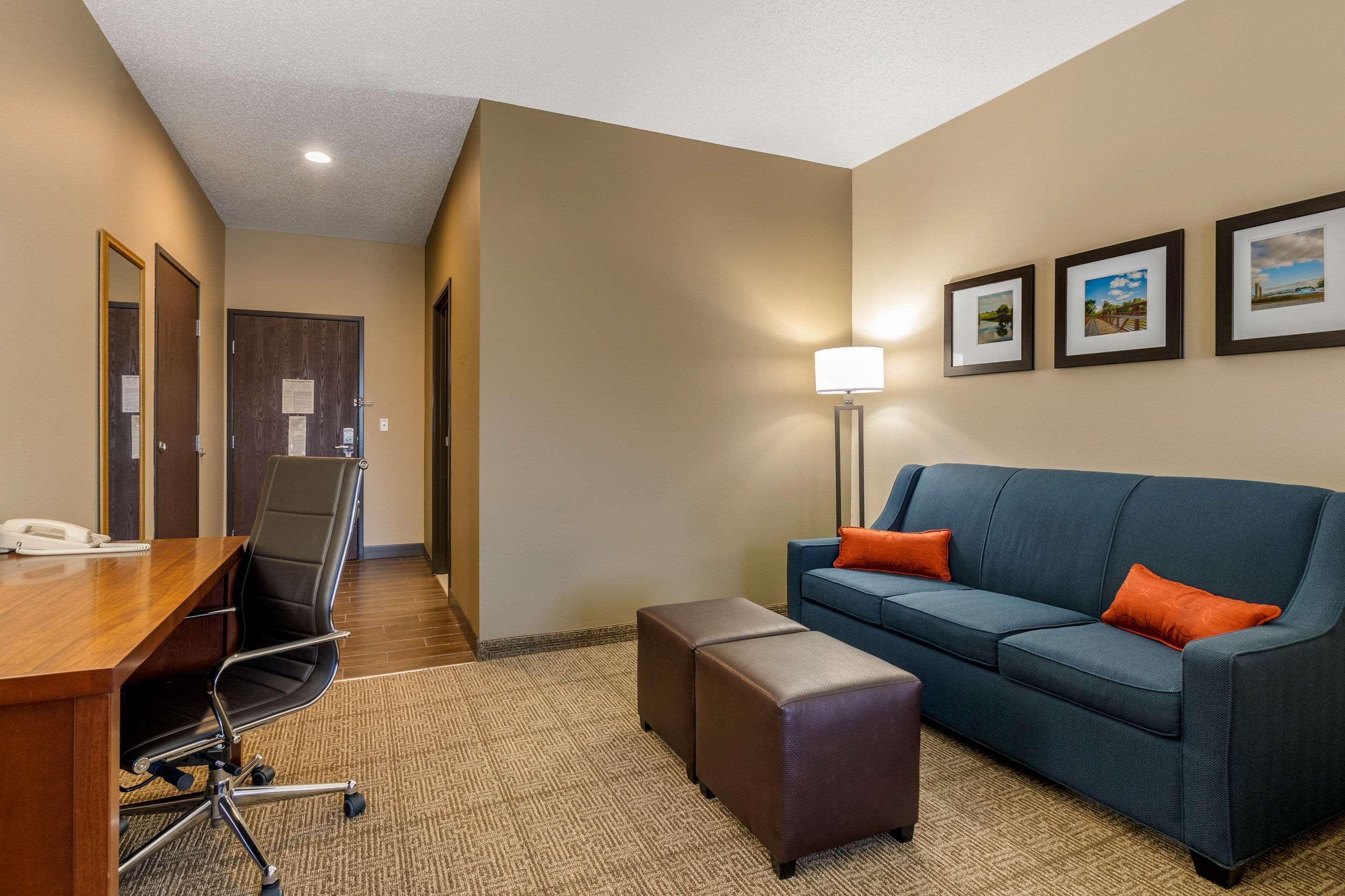 Comfort Suites Сийдър Фолс Екстериор снимка