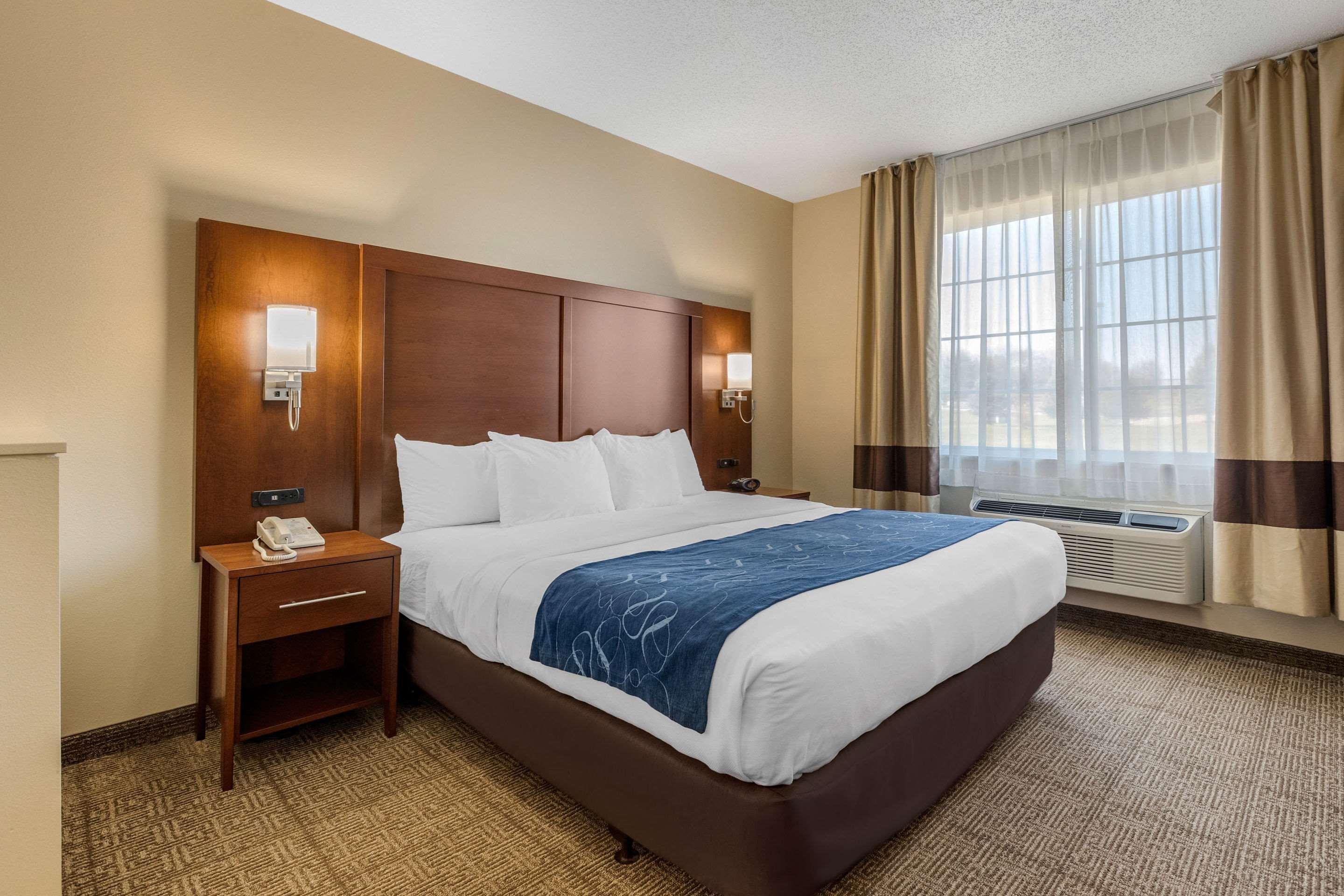 Comfort Suites Сийдър Фолс Екстериор снимка