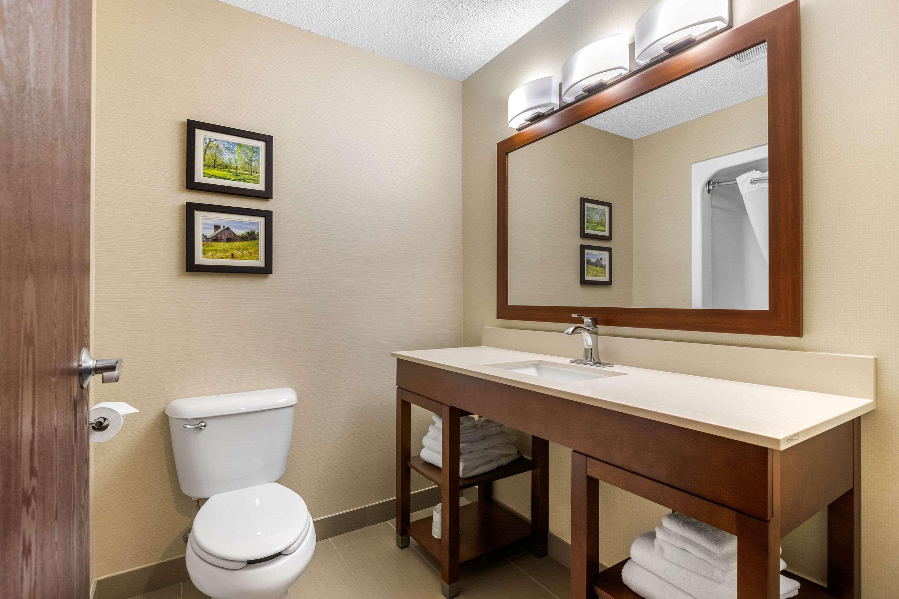Comfort Suites Сийдър Фолс Екстериор снимка