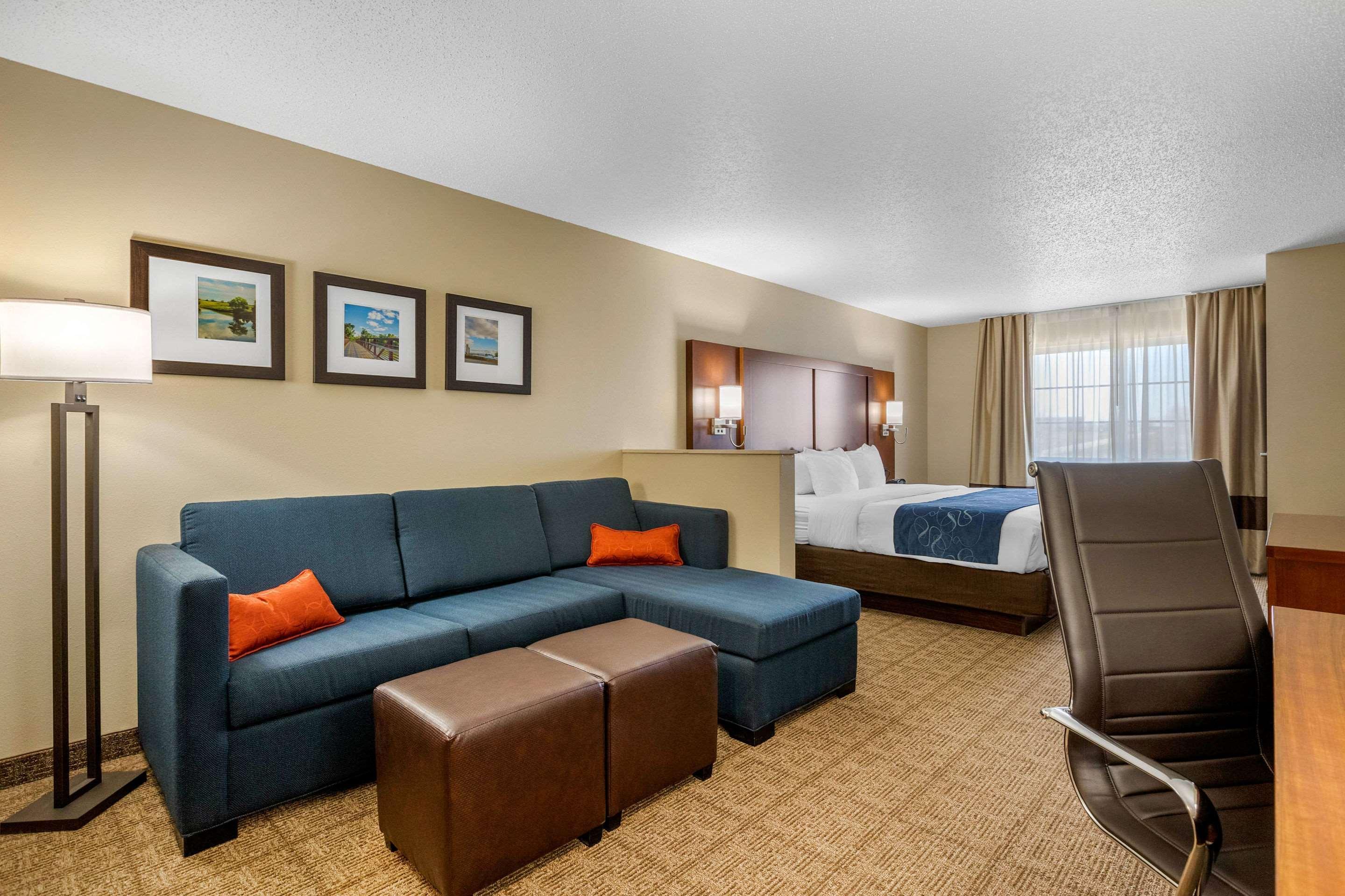 Comfort Suites Сийдър Фолс Екстериор снимка