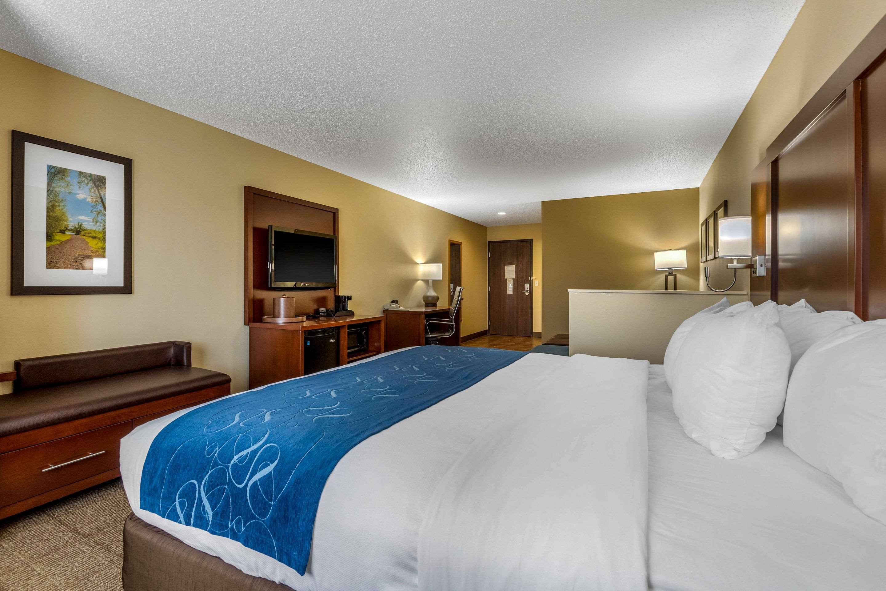 Comfort Suites Сийдър Фолс Екстериор снимка