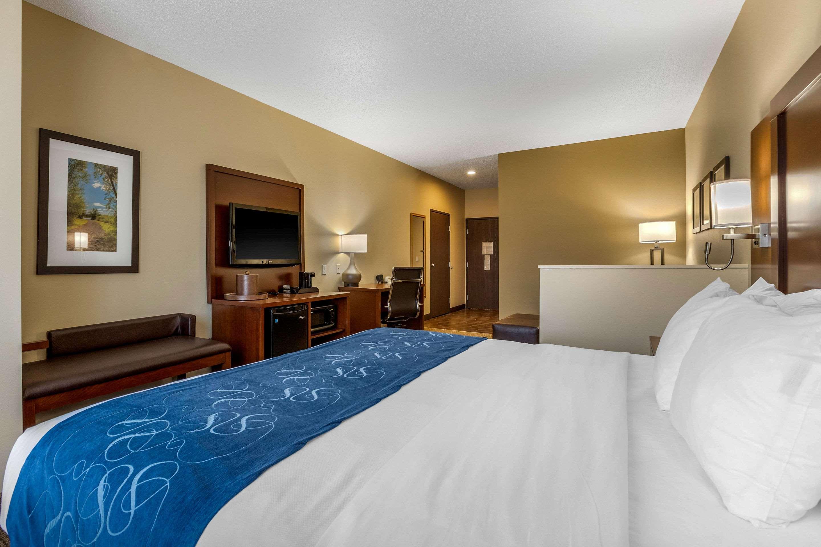 Comfort Suites Сийдър Фолс Екстериор снимка