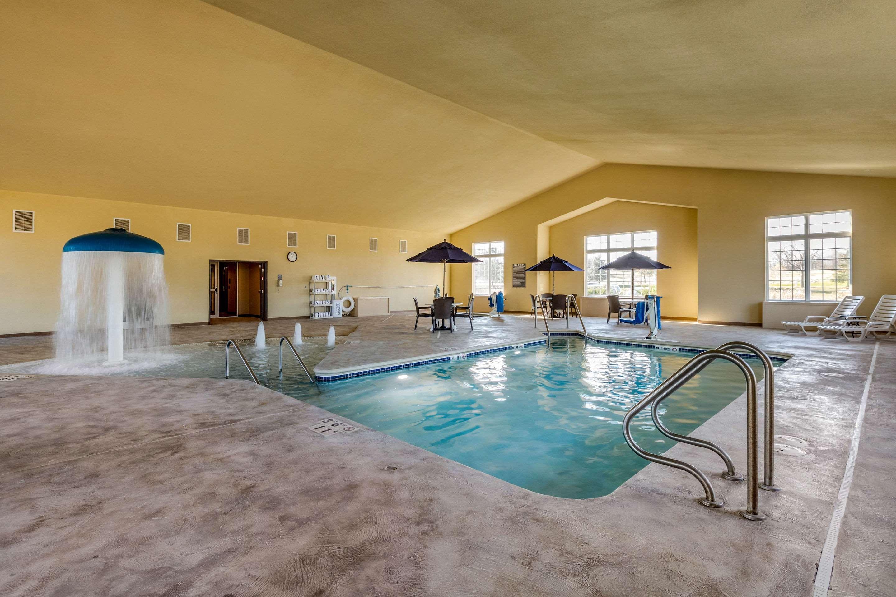 Comfort Suites Сийдър Фолс Екстериор снимка