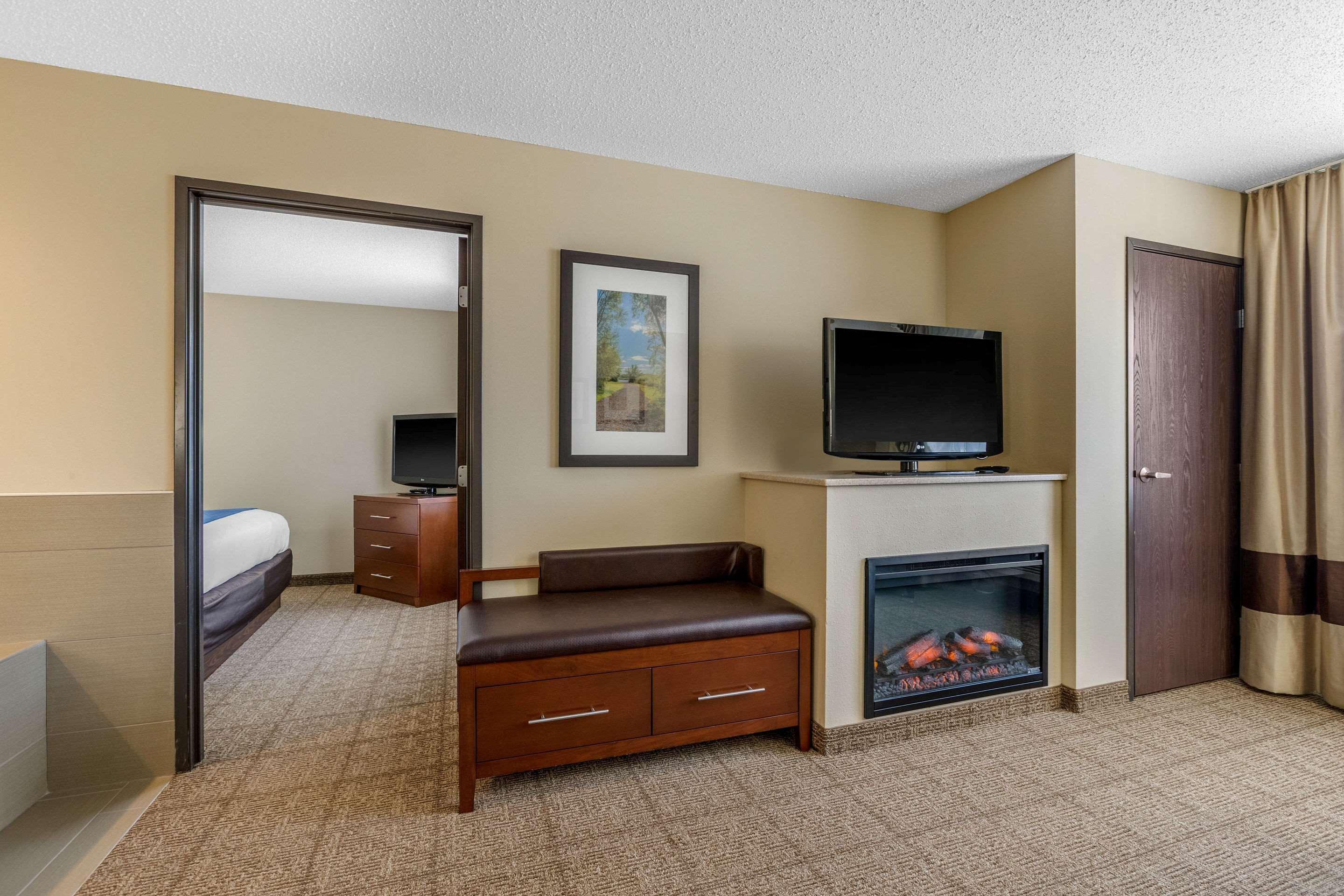 Comfort Suites Сийдър Фолс Екстериор снимка