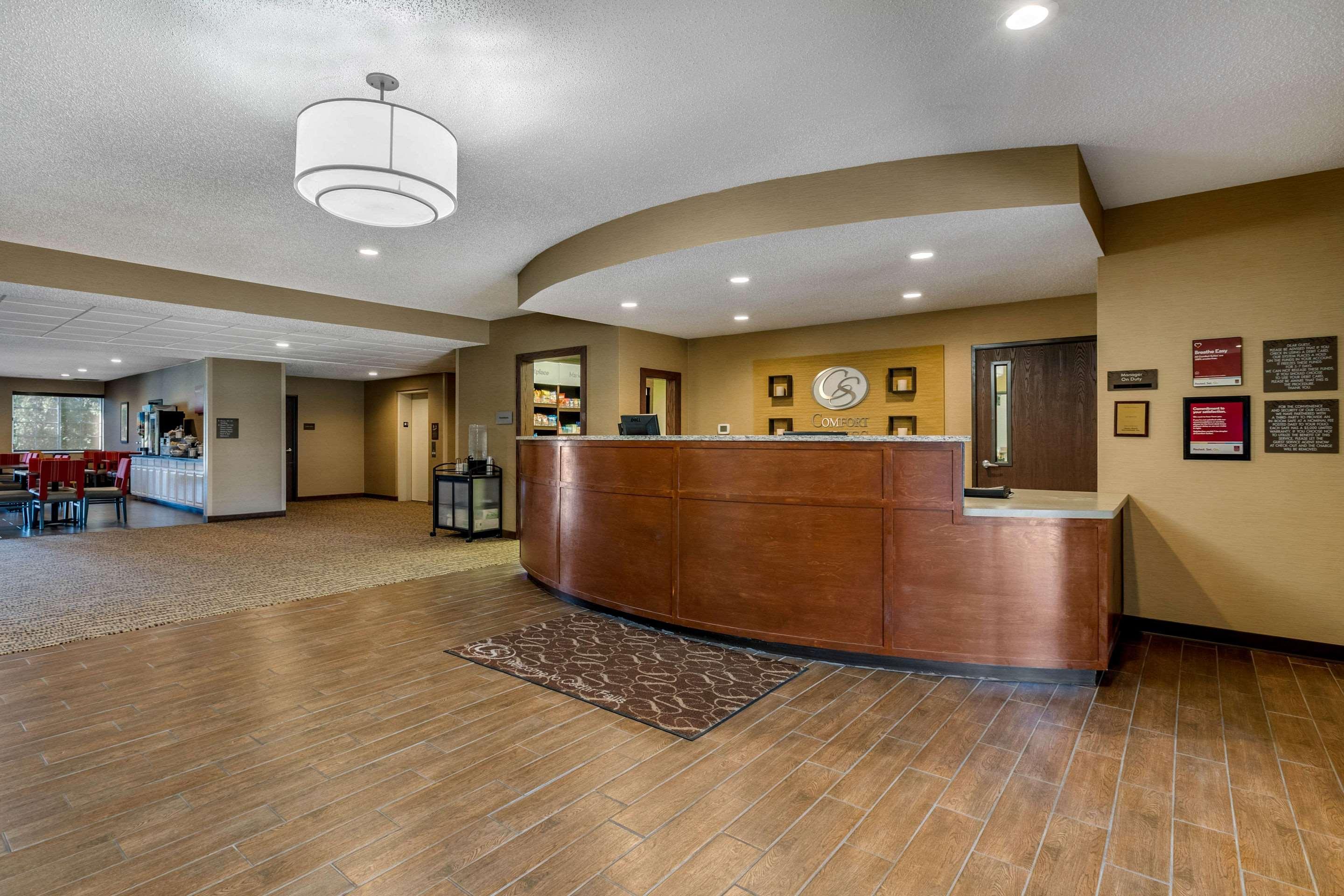Comfort Suites Сийдър Фолс Екстериор снимка