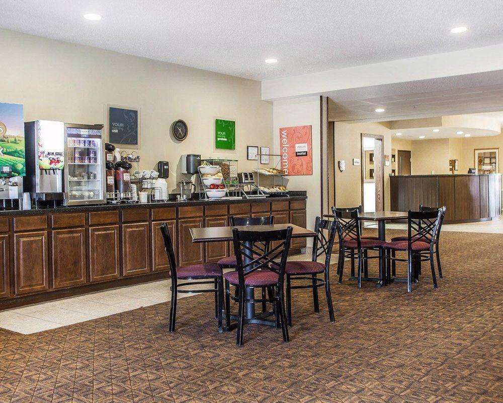 Comfort Suites Сийдър Фолс Екстериор снимка