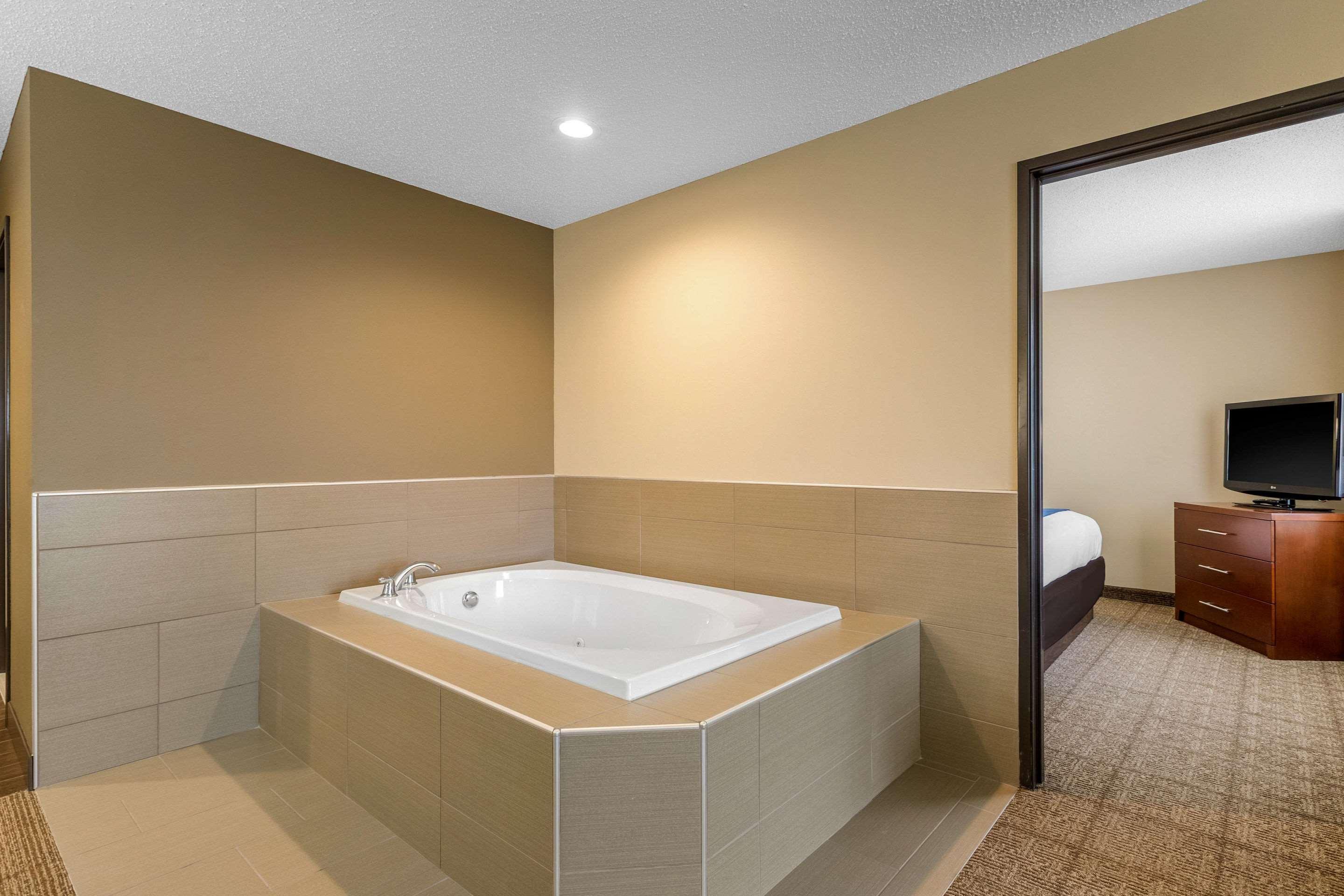 Comfort Suites Сийдър Фолс Екстериор снимка