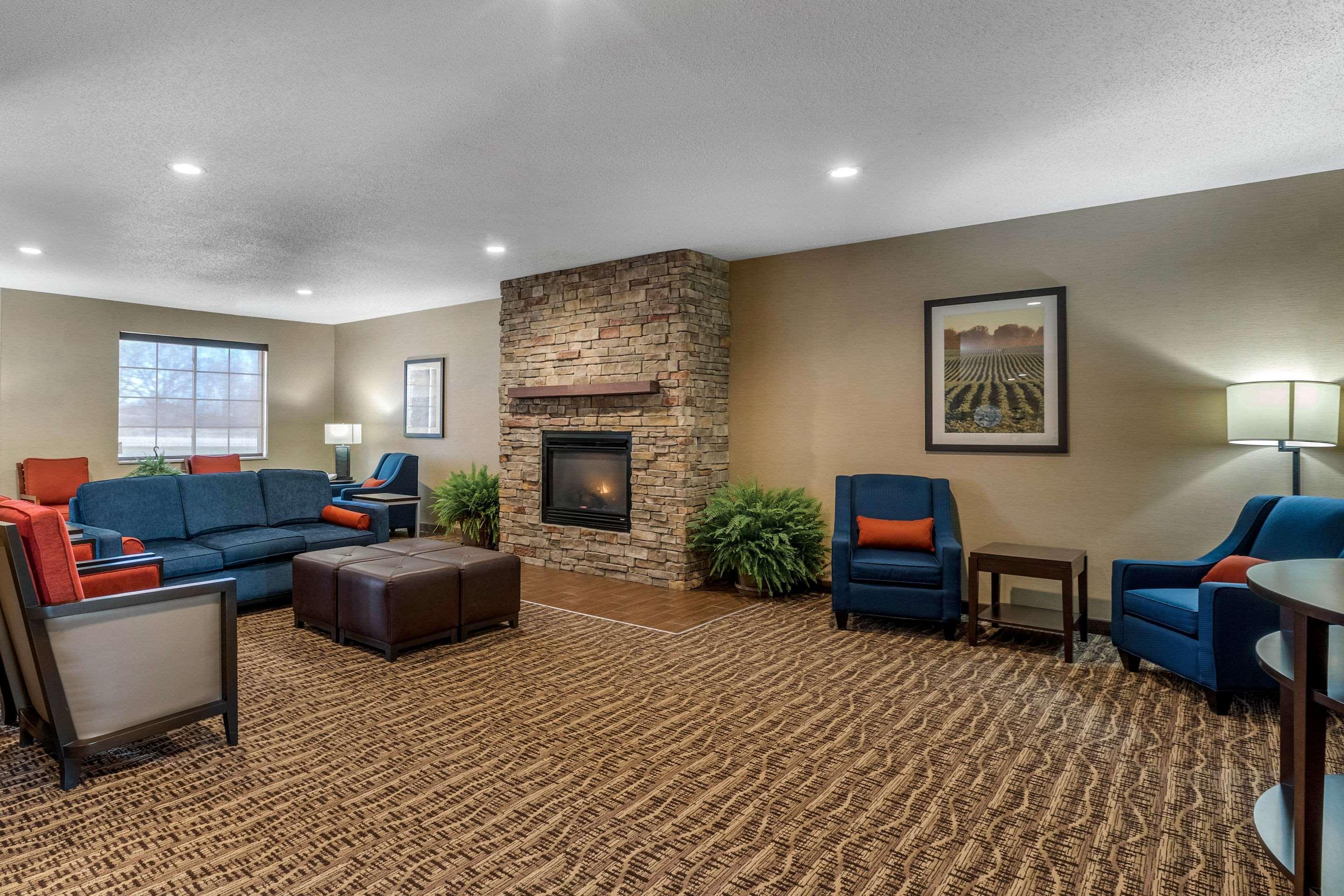 Comfort Suites Сийдър Фолс Екстериор снимка