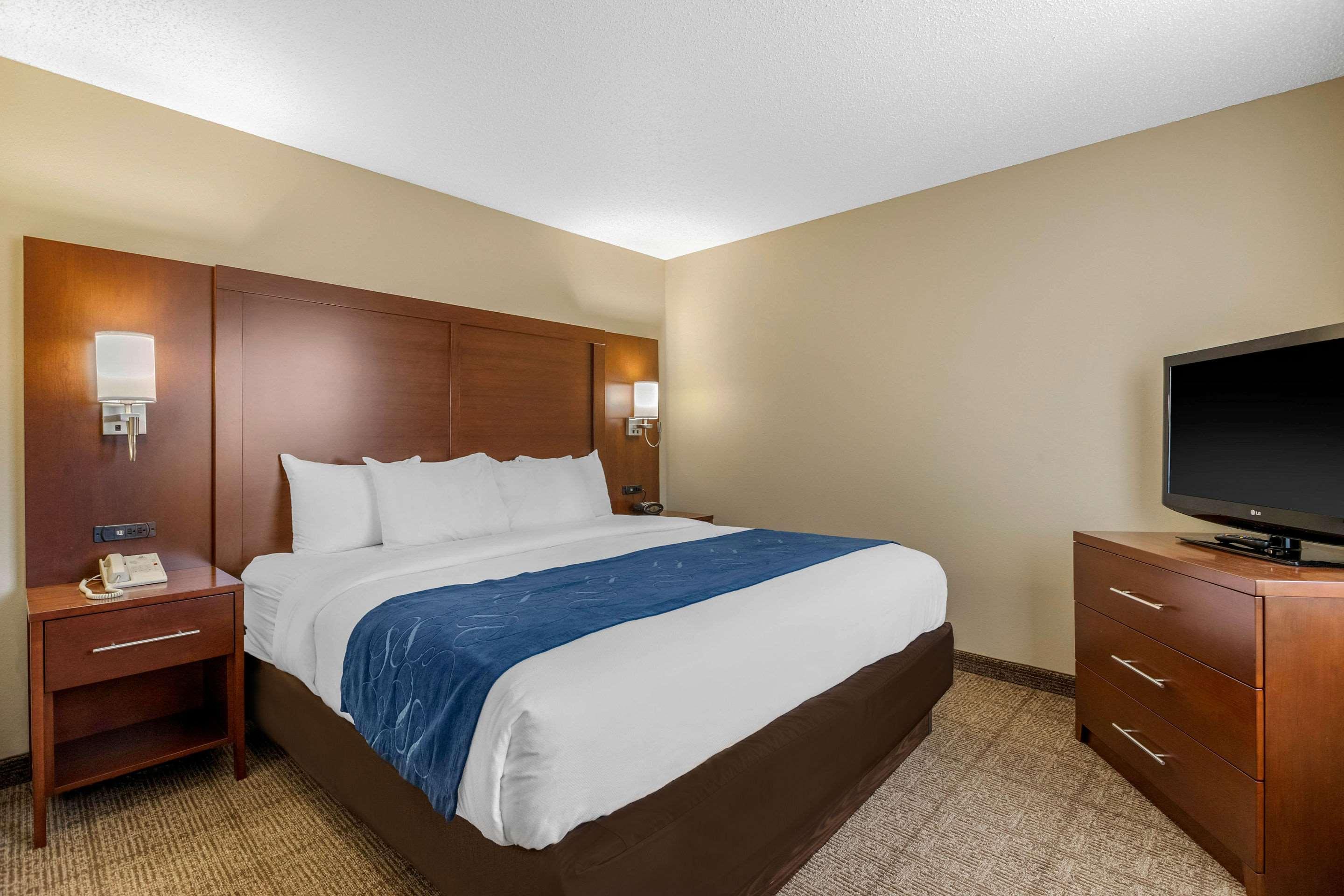 Comfort Suites Сийдър Фолс Екстериор снимка