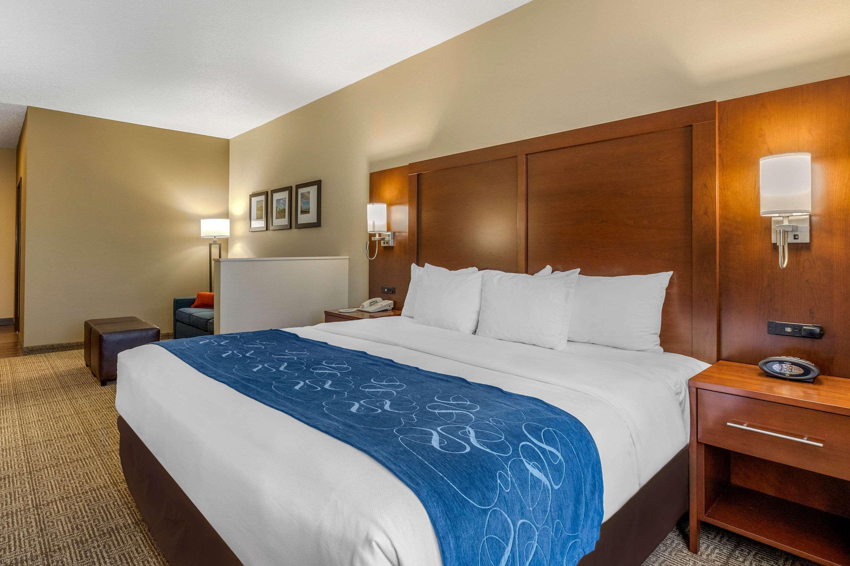 Comfort Suites Сийдър Фолс Екстериор снимка