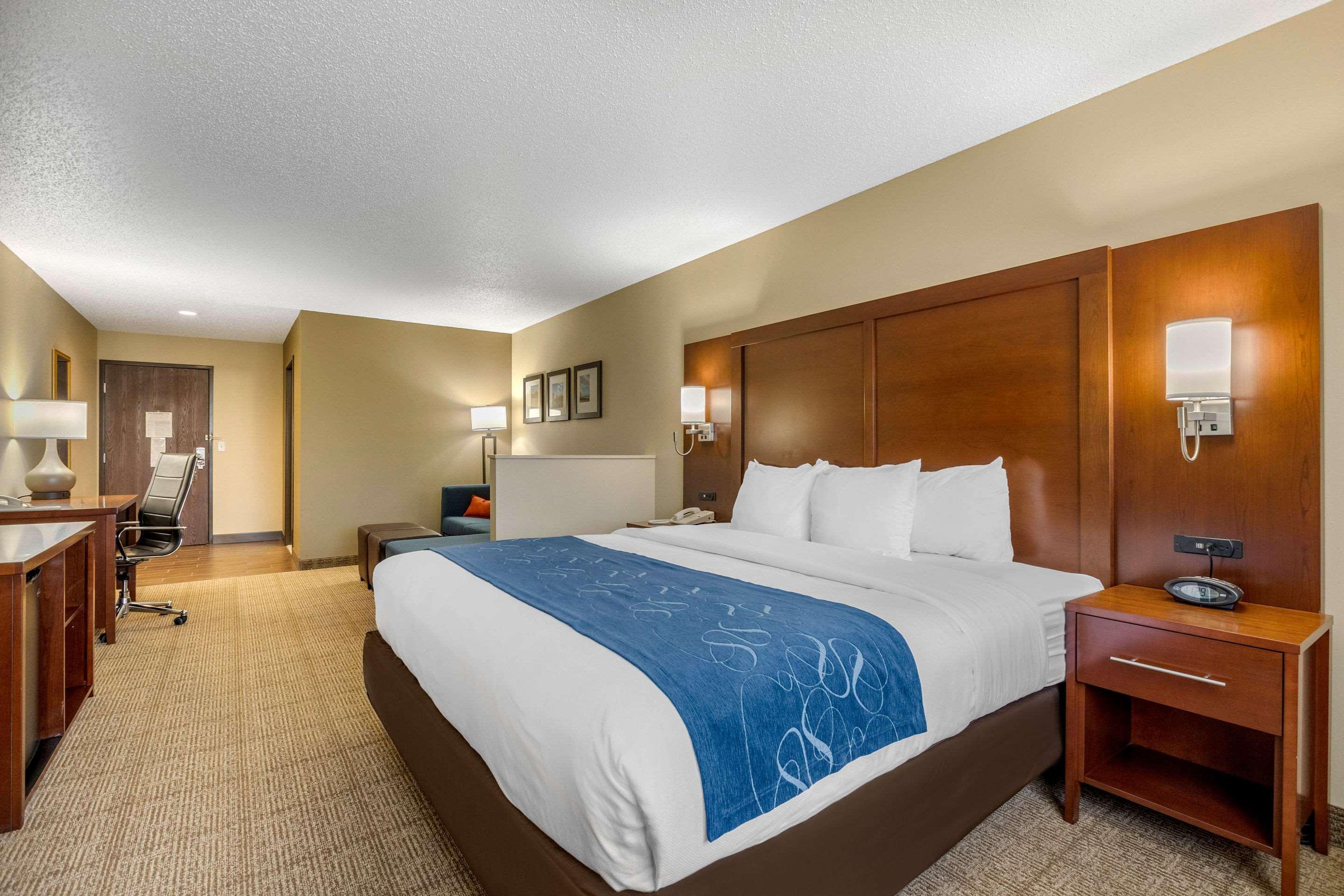 Comfort Suites Сийдър Фолс Екстериор снимка