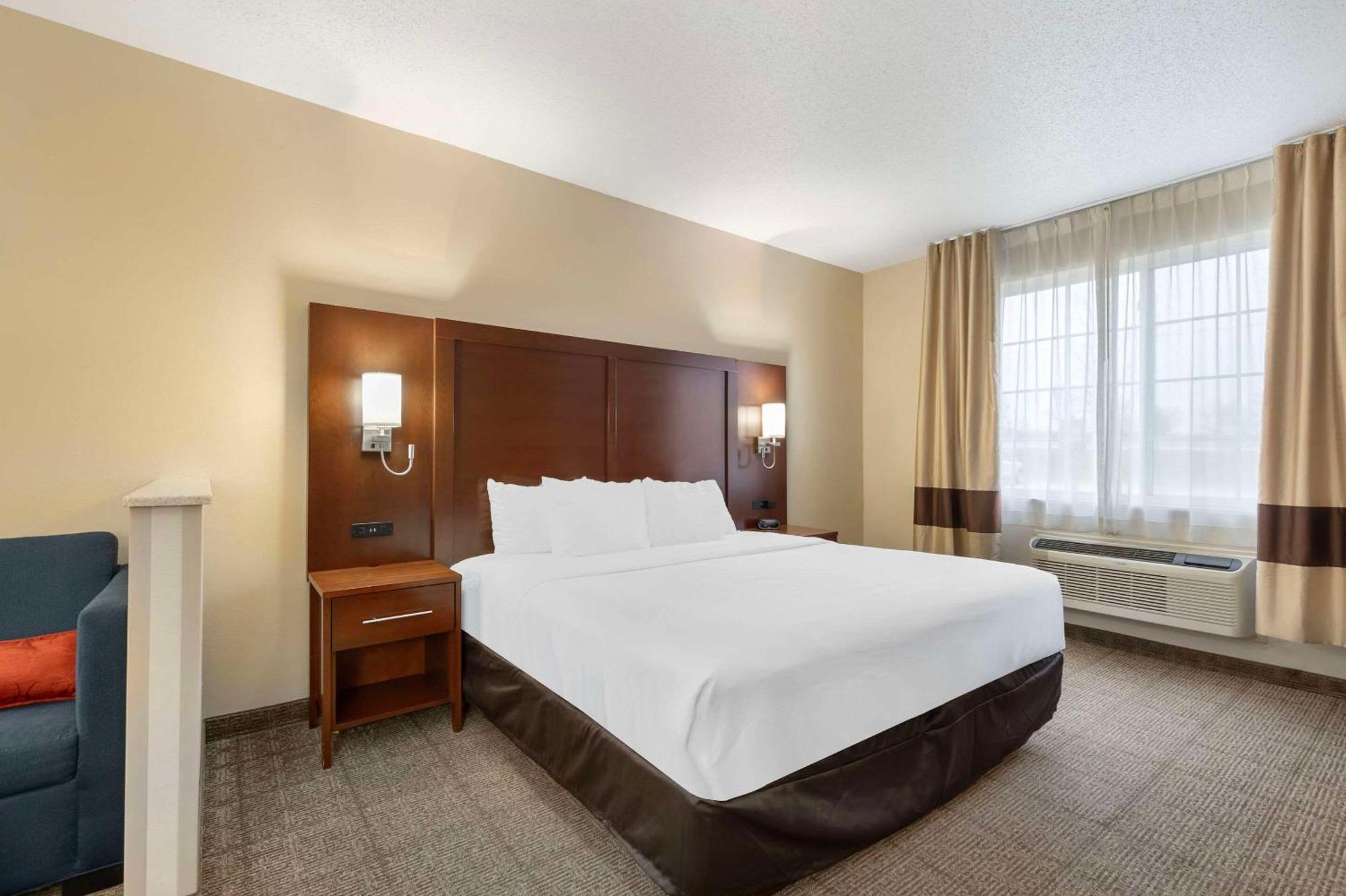 Comfort Suites Сийдър Фолс Екстериор снимка