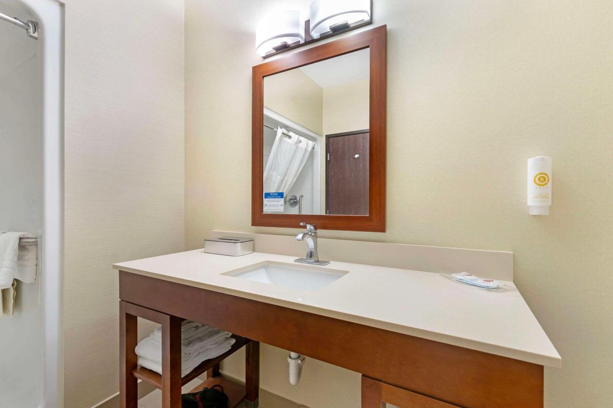 Comfort Suites Сийдър Фолс Екстериор снимка