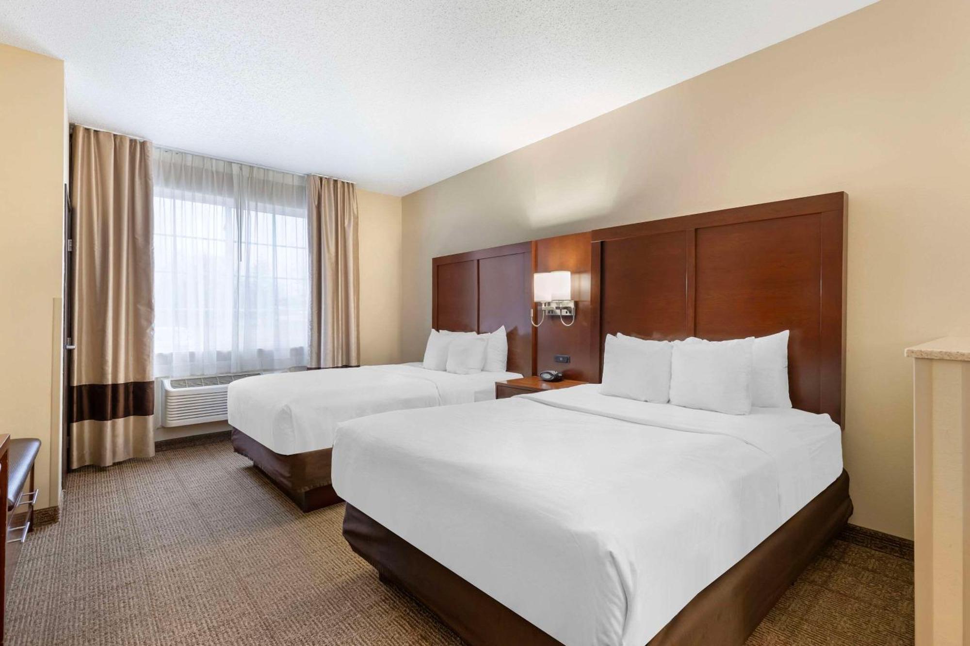 Comfort Suites Сийдър Фолс Екстериор снимка