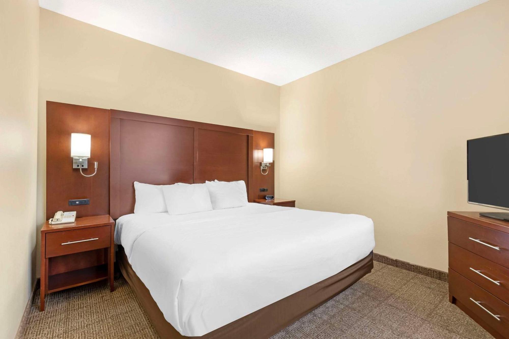 Comfort Suites Сийдър Фолс Екстериор снимка