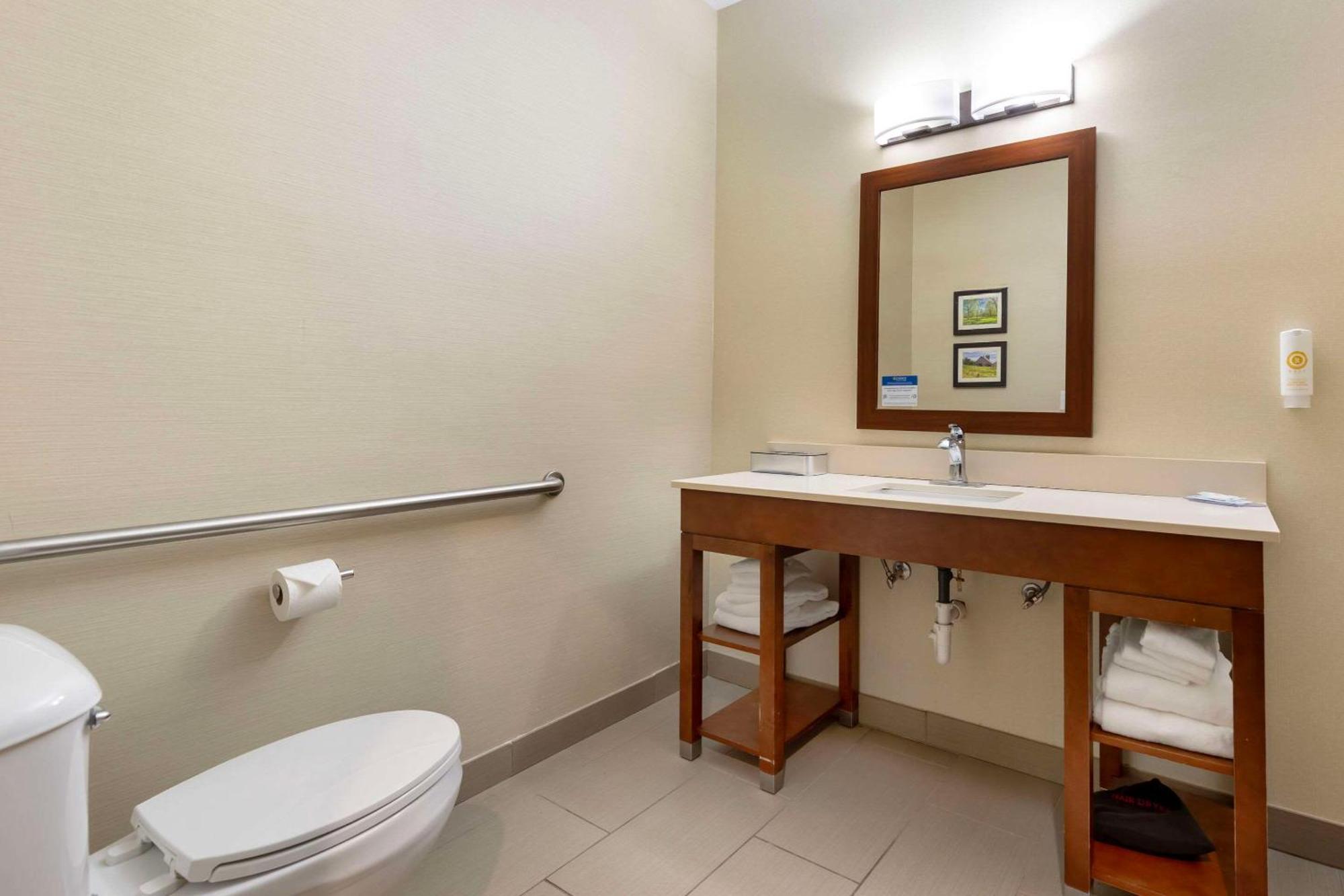 Comfort Suites Сийдър Фолс Екстериор снимка