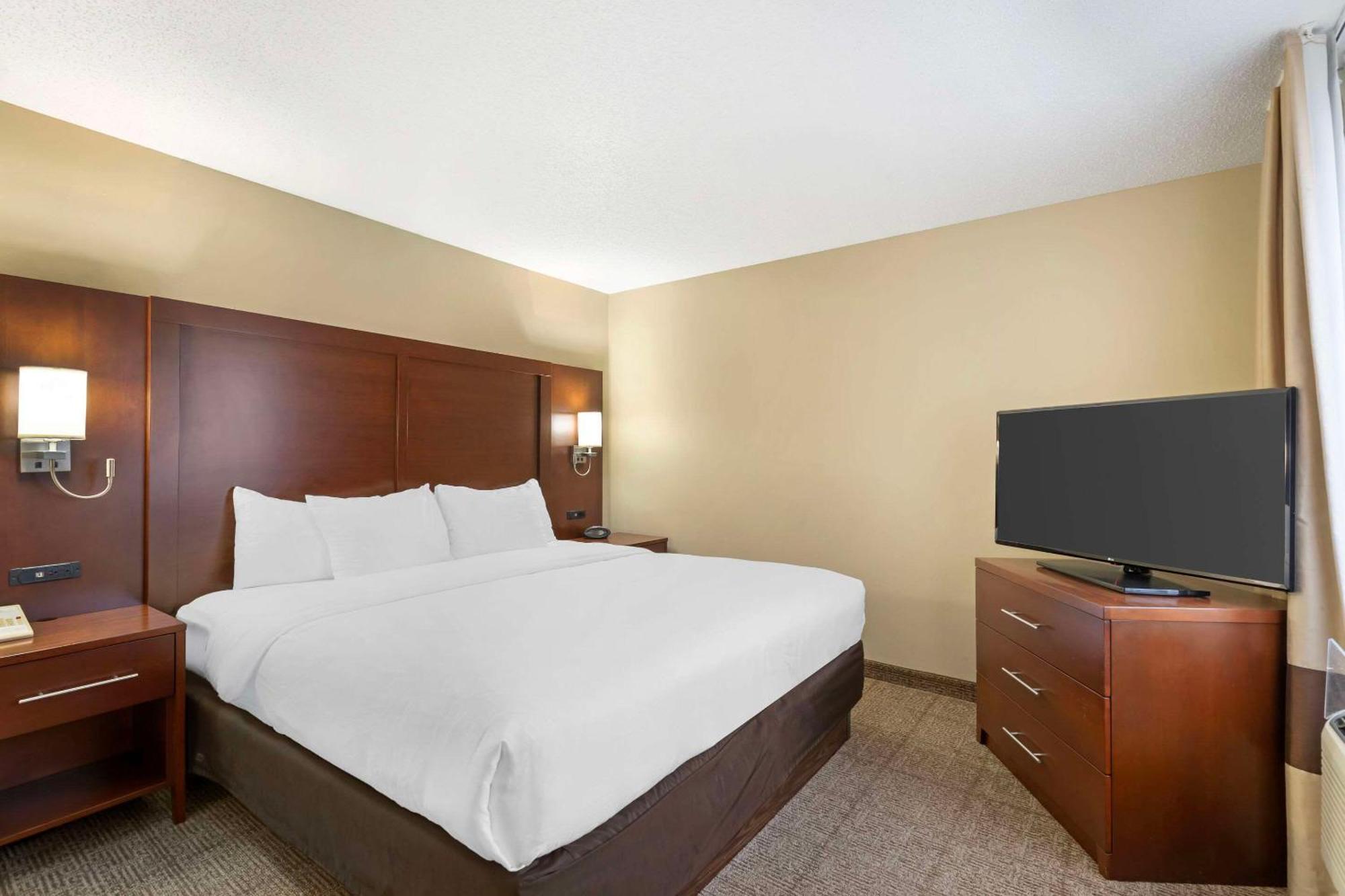 Comfort Suites Сийдър Фолс Екстериор снимка