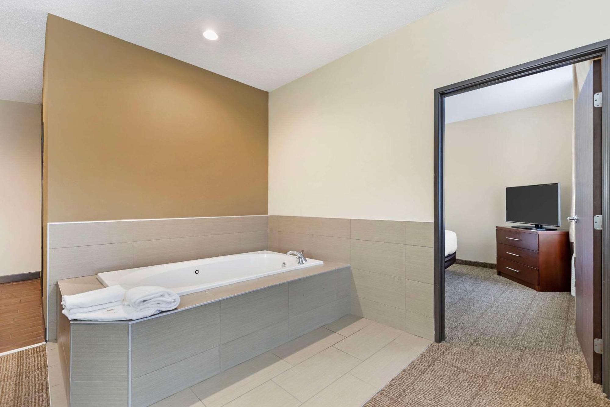 Comfort Suites Сийдър Фолс Екстериор снимка
