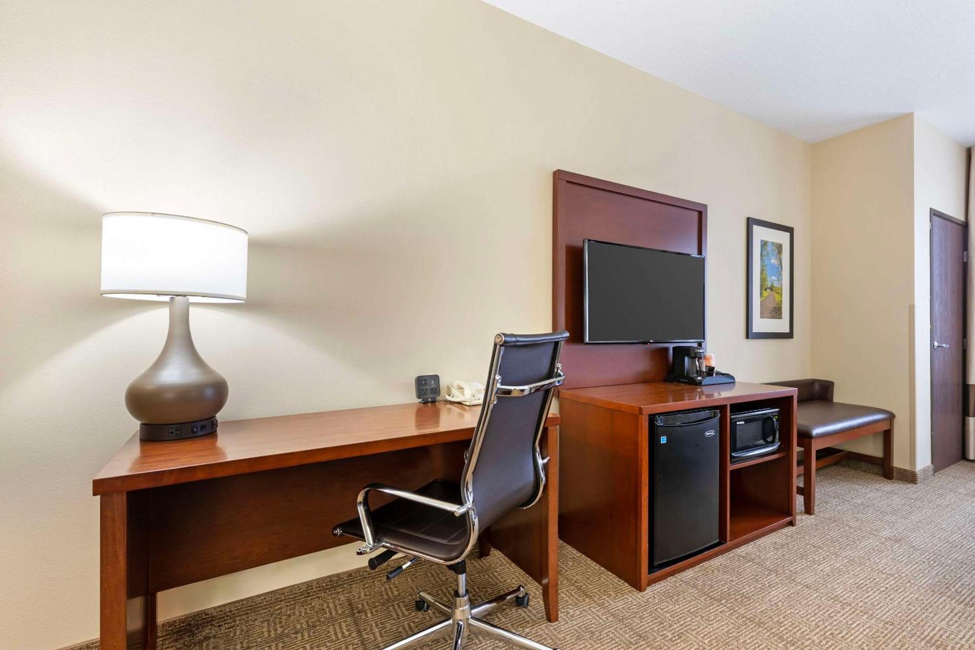 Comfort Suites Сийдър Фолс Екстериор снимка