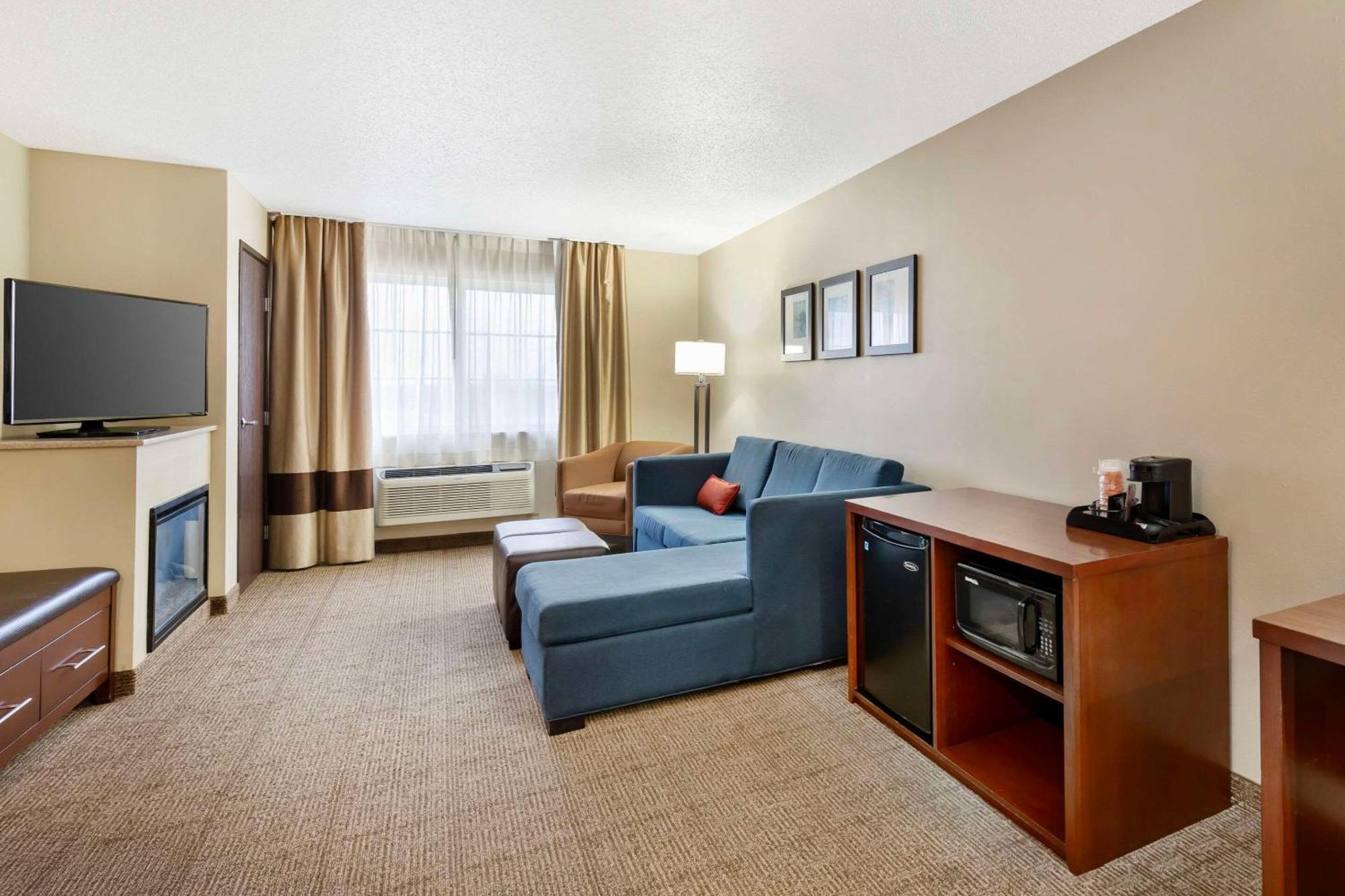 Comfort Suites Сийдър Фолс Екстериор снимка