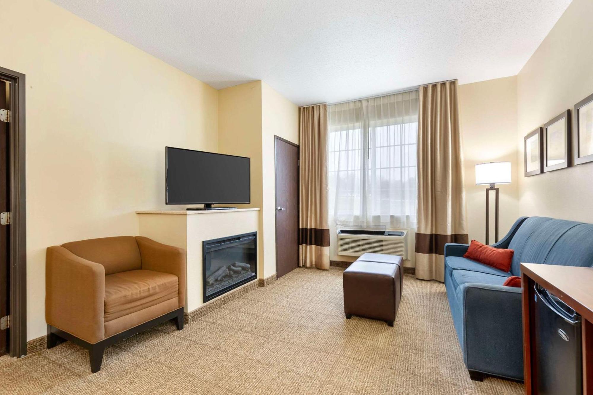 Comfort Suites Сийдър Фолс Екстериор снимка