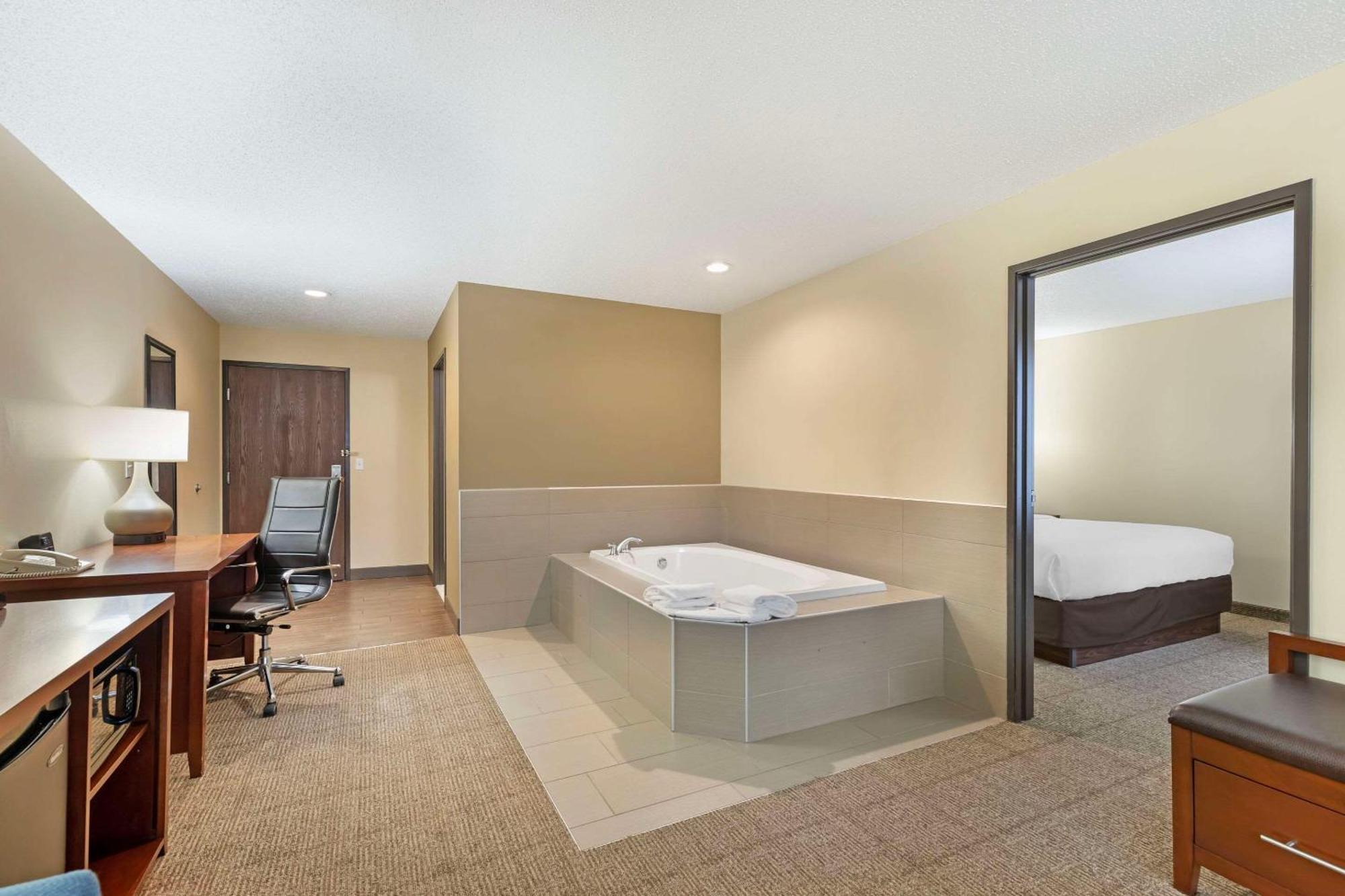 Comfort Suites Сийдър Фолс Екстериор снимка