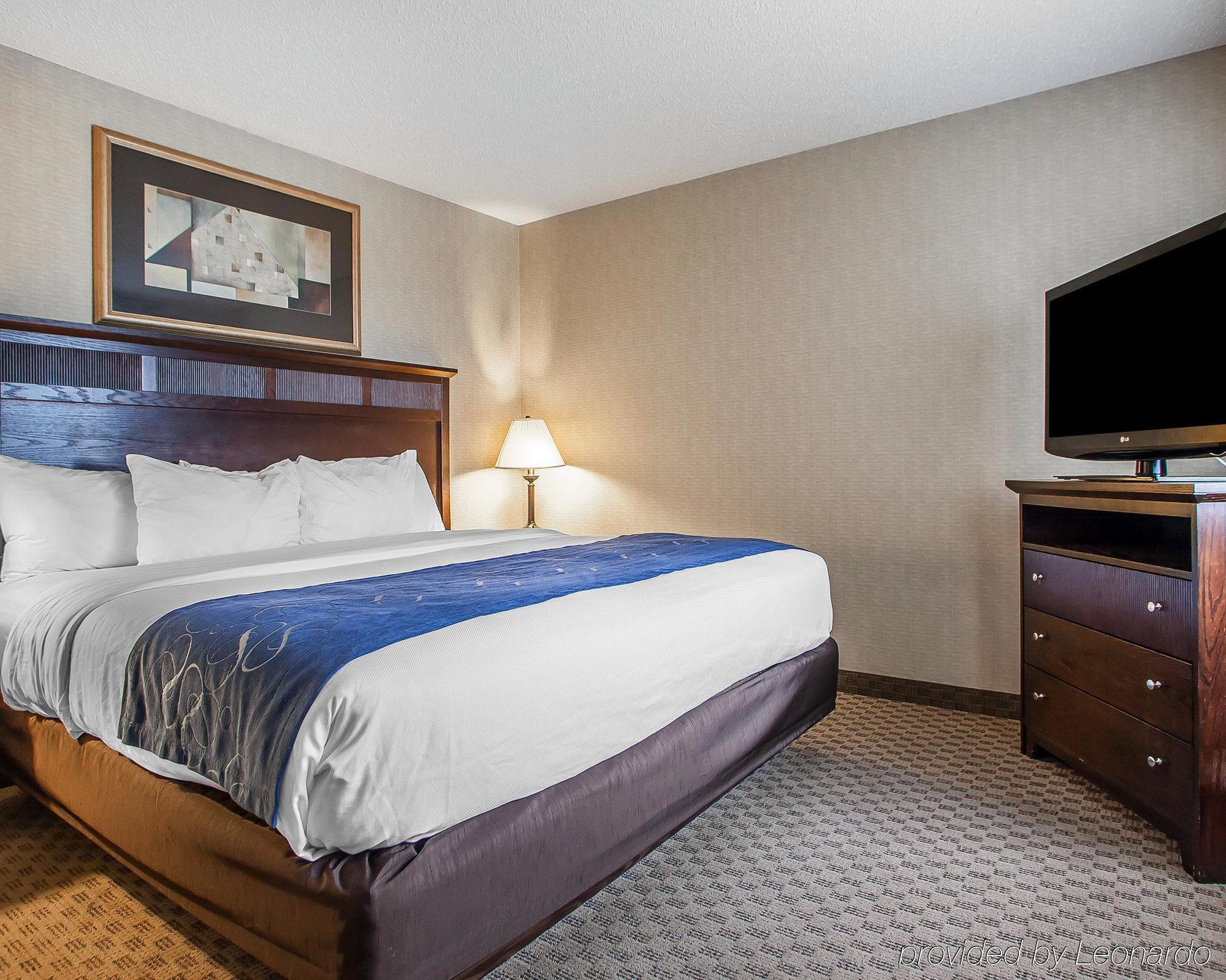 Comfort Suites Сийдър Фолс Екстериор снимка
