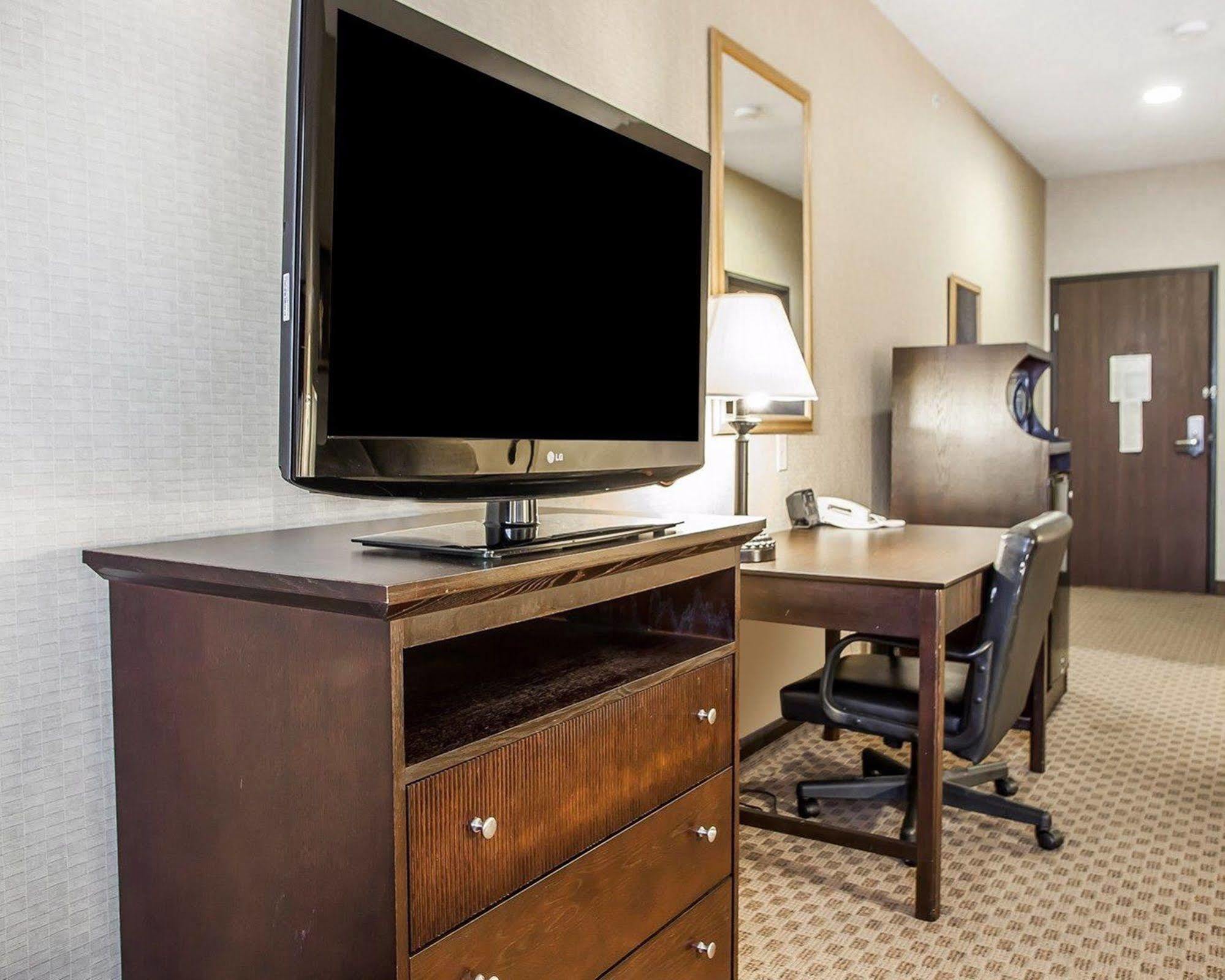 Comfort Suites Сийдър Фолс Екстериор снимка